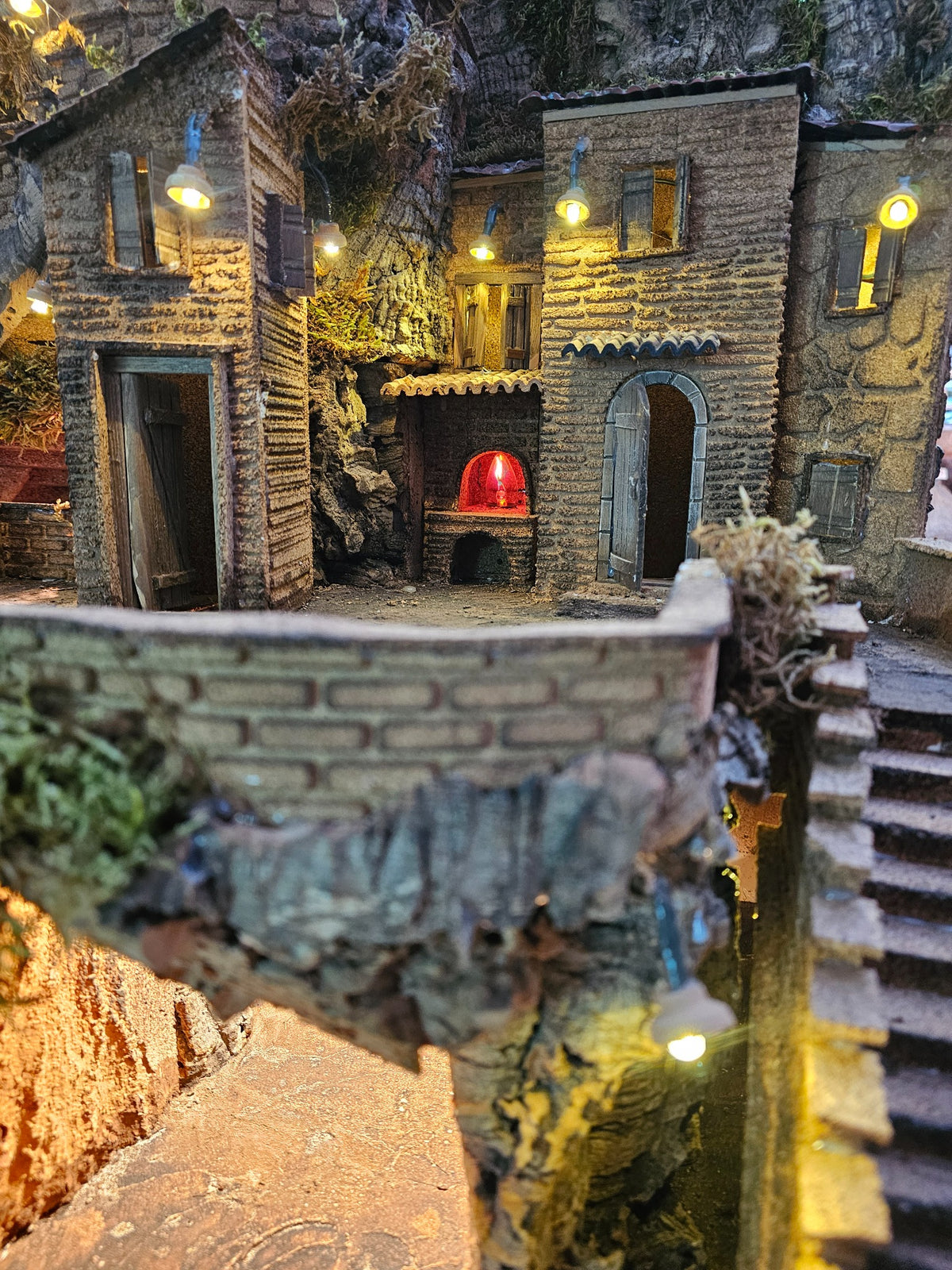 Presepe Artigianale in Sughero – Borgo Antico Illuminato con Cascata