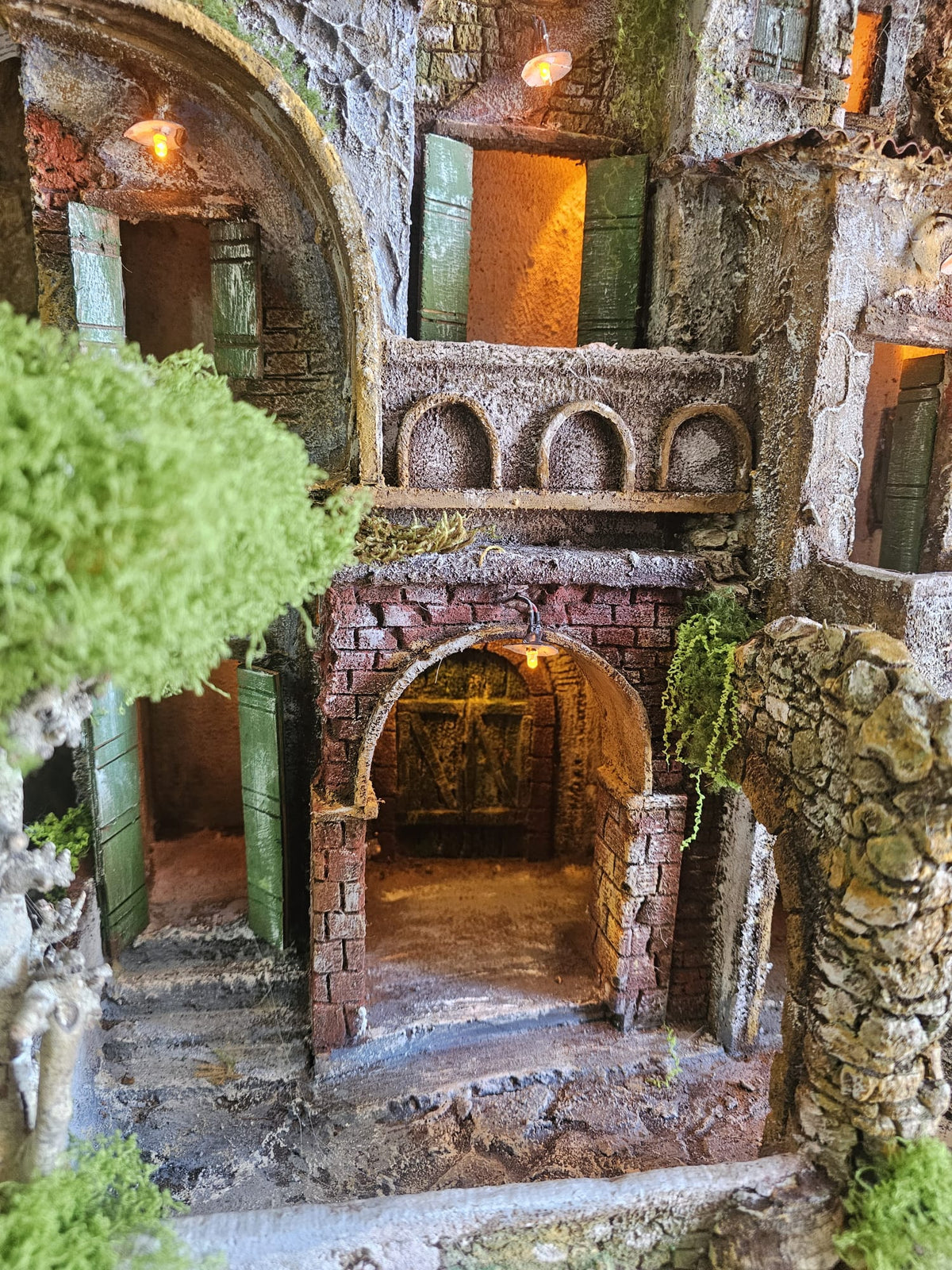 Presepe Artigianale Dipinto – Borgo Antico Illuminato con Fontana