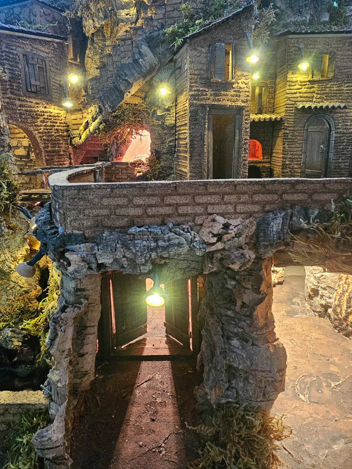 Presepe Artigianale in Sughero – Borgo Antico Illuminato con Cascata