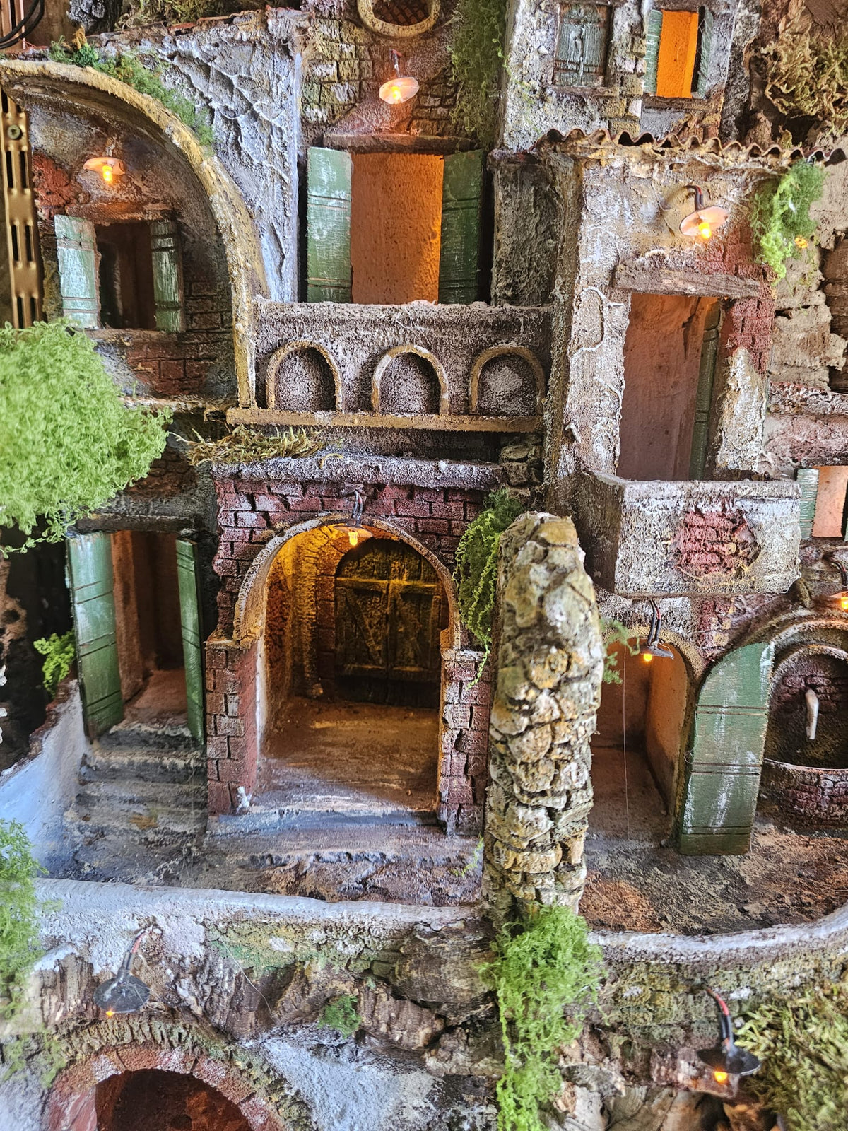 Presepe Artigianale Dipinto – Borgo Antico Illuminato con Fontana