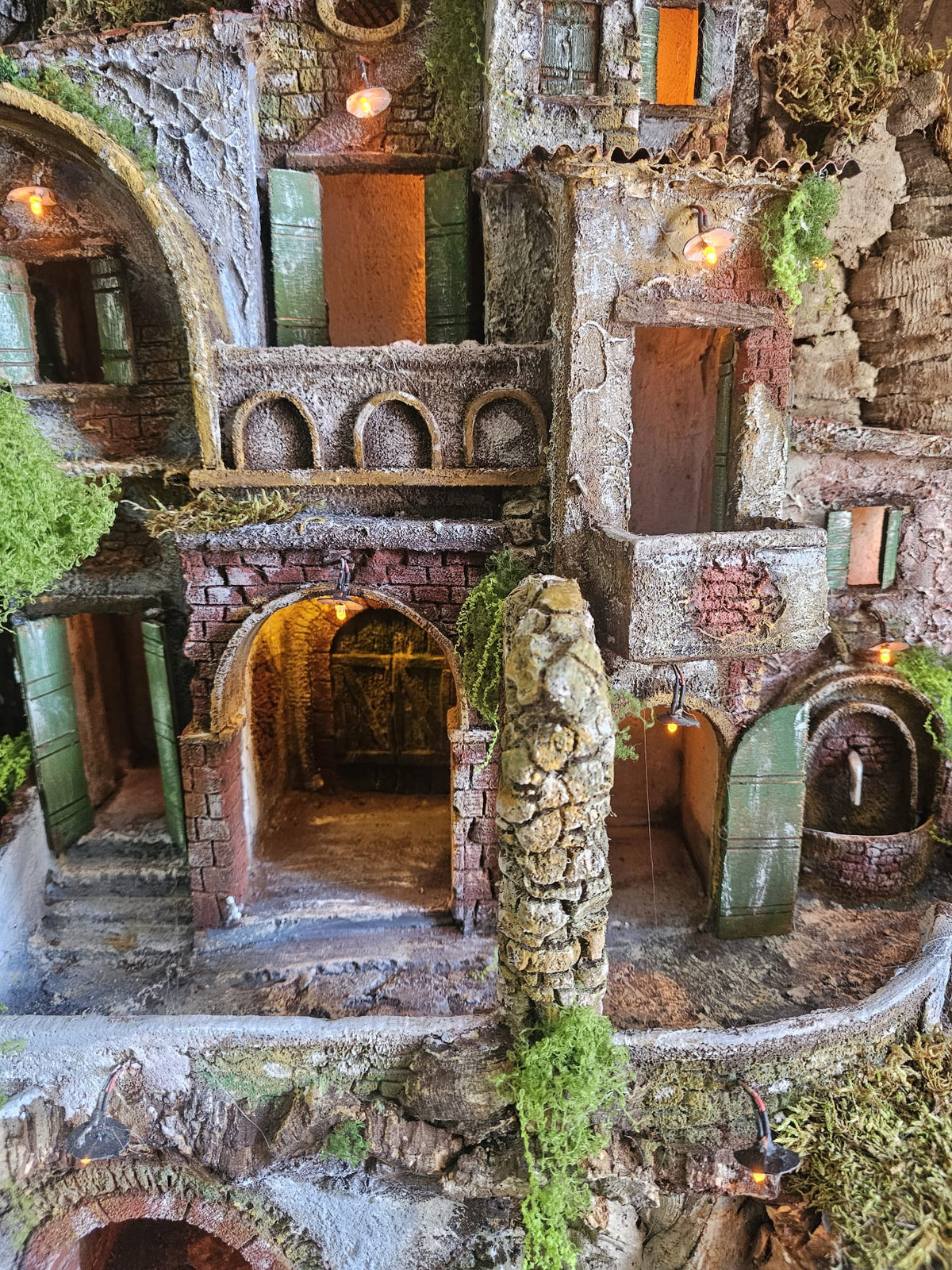 Presepe Artigianale Dipinto – Borgo Antico Illuminato con Fontana