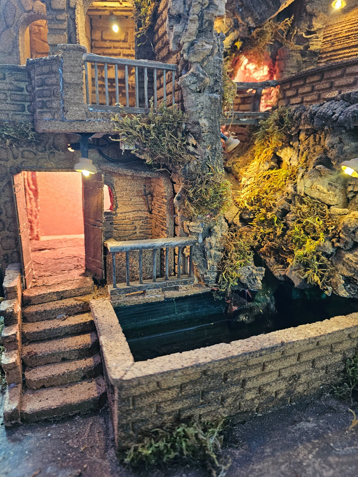 Presepe Artigianale in Sughero – Borgo Antico Illuminato con Cascata