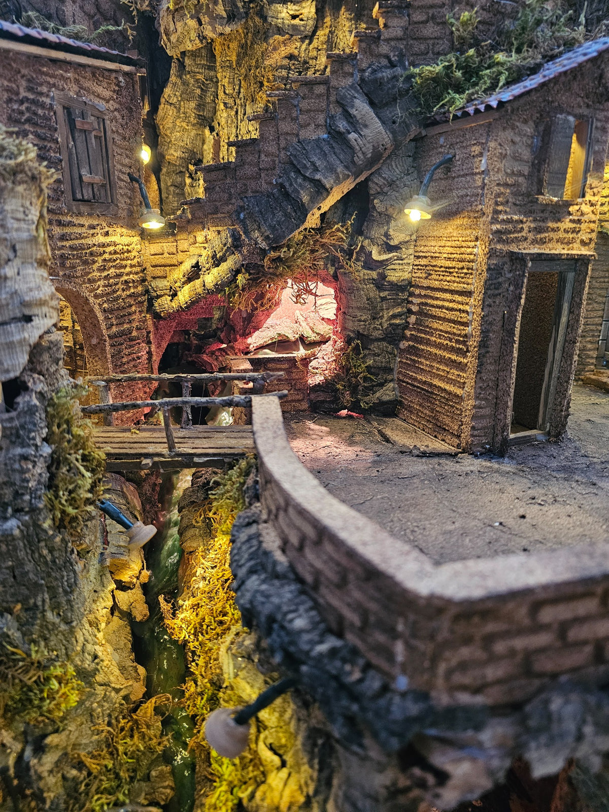 Presepe Artigianale in Sughero – Borgo Antico Illuminato con Cascata