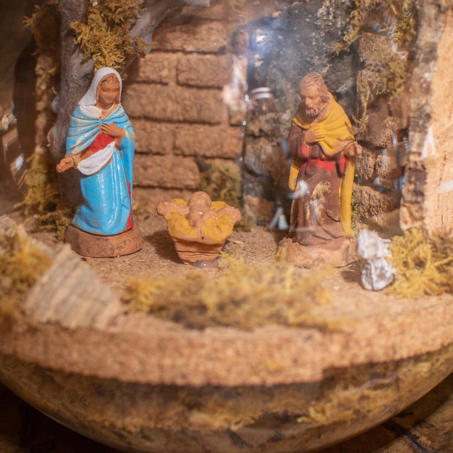 NATIVITY SCENE IN GLASS BALL COMPLETE TERRACOTTA SHEPHERDS