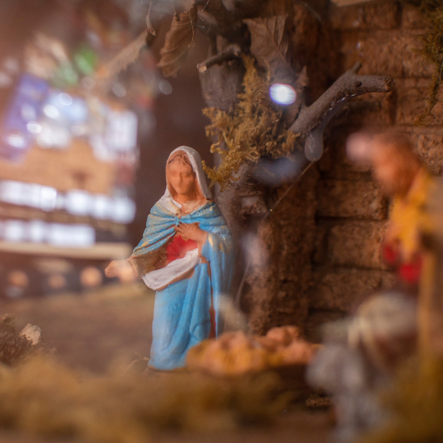 NATIVITY SCENE IN GLASS BALL COMPLETE TERRACOTTA SHEPHERDS
