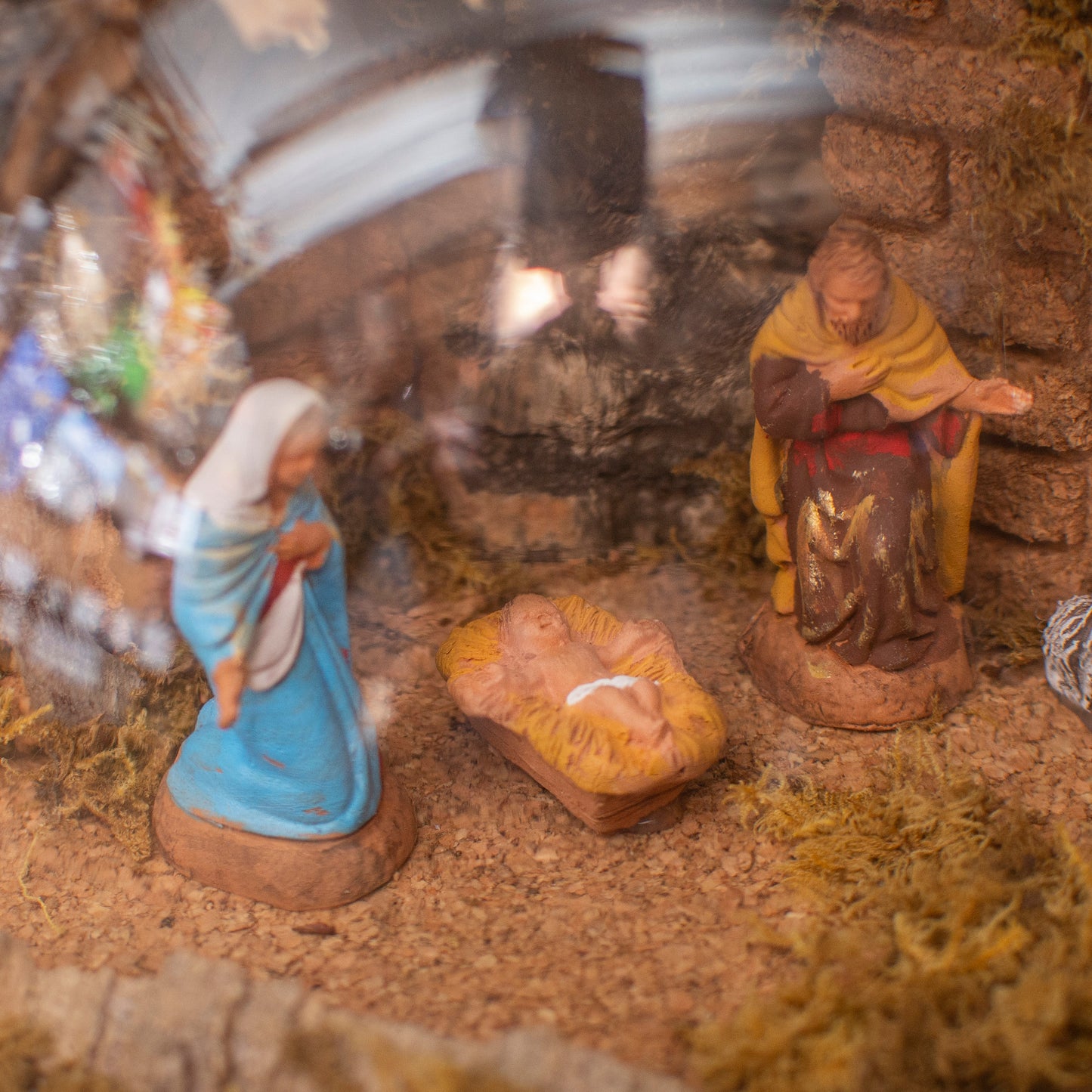 NATIVITY SCENE IN GLASS BALL COMPLETE TERRACOTTA SHEPHERDS