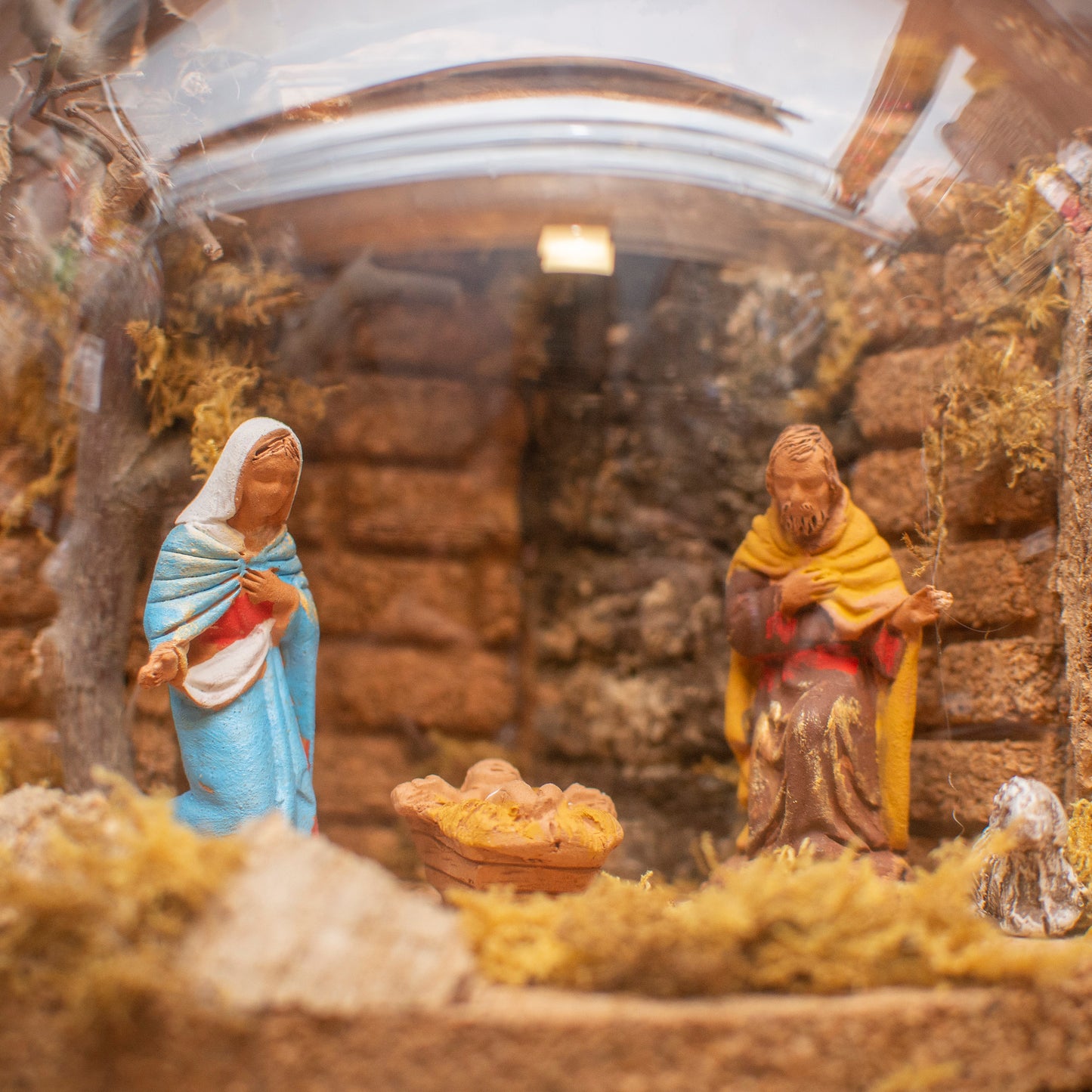 NATIVITY SCENE IN GLASS BALL COMPLETE TERRACOTTA SHEPHERDS