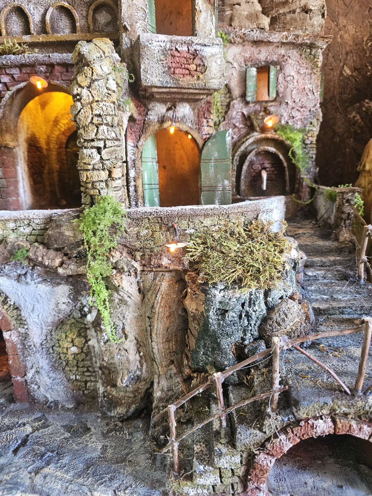 Presepe Artigianale Dipinto – Borgo Antico Illuminato con Fontana